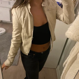 Beige skinnjacka  - Jätte fin vintage beige skinnjacka från Vero Moda i storlek S! Kontakta för fler bilder eller info💞