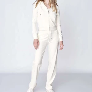 Juicy couture - Säljer mitt juicy det då jag inte använder den längre, köpte den i augusti detta året på raglady i storlek S. De är bra skick på setet. Skriv privat för bilder på den💕💕