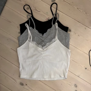 Linne - Jätte söta spets linnen!  10/10 skick och alla är samma modell. Alla kostar 120 kr Tsm och köparen står för frakten! 