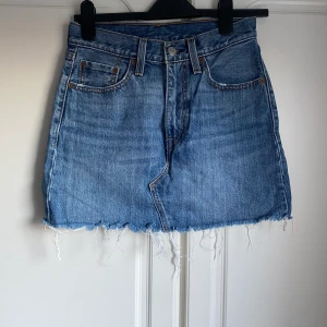 Jeanskjol levis  - Jeanskjol från Levis, strl 25