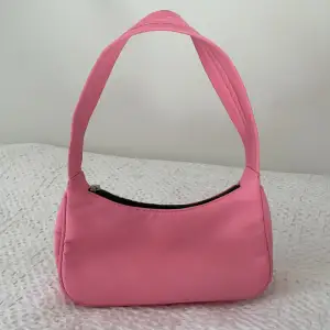 Säljer denna rosa söta väska som är svart inuti. Använd en gång och är i superbra skick!💓