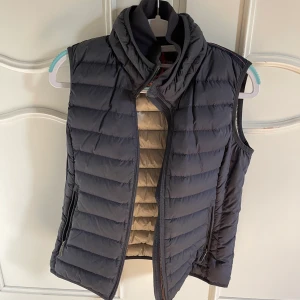 Parajumpers väst - Parajumper väst i storlek xs. Använd fåtal gånger och är som ny. Säljer pågrund av västen bara hänger i garderoben.  