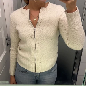 Såå fin kofta - Världens finaste vita kofta! Perfekt tjock och varm till hösten🍂Jättefint skick! Något liten i storleken så passar S-M