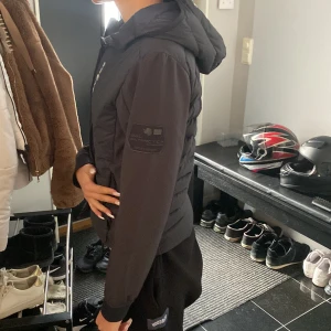 Sail racing - jag säljer min Sail racing vår/höst jacka  den är i bra skick och knappt använd 