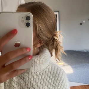 Stickad tröja  - Svin snygg o trendig stickad tröja! Tröjan är lite oversized och SÅ SNYGG nu till hösten. Passar med allt!! Tror inte den säljs längre. Skriv till mig privat för fler frågor eller bilder💗 många intresserade - budgivning💗 