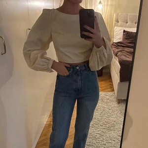 Blus - Beige blus som är öppen i ryggen, från Na-kd.