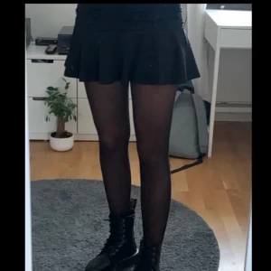 Svart kjol  - Säljer denna super fina svarta kjolen då den tyvärr inte kommer till användning💓  den har en dragkedja på sidan som ej syns💓 går att reglera hur man vill ha den i midjan💓passar xs-M då den är lite stretchig💓 hör gärna av er vid frågor eller intresse💓
