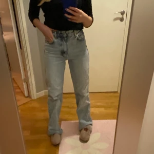 Jeans  - Säljer mina jeans från zara💕storlek 36 Skriv för mer bilder!! 
