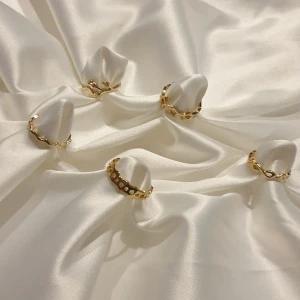 Ringar - Säljer på grund av ingen användning.  Typ gulaktiga, super fina, men använder inte dom ringerna.  39 för alla, 15 för en.