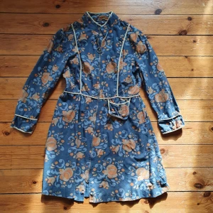 60-tals städrock/klänning - såå fin klänning eller kappliknande plagg i bomull från 60-talet! tyvärr åker dragkedjan ur om man drar den där dragkedjan tar slut, men jag har bara inte dragit upp den så högt o då går det bra:-)