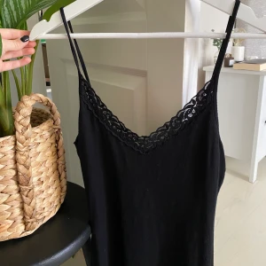 Linne - Superfint linne med spets🖤 Spets vid urringningen och längst ner på linnet. Fraktpris kan diskuteras 