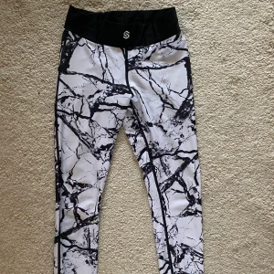 Tigjts - Träningstights från Stronger i storlek S!! Köpare står för frakt 🤍🖤