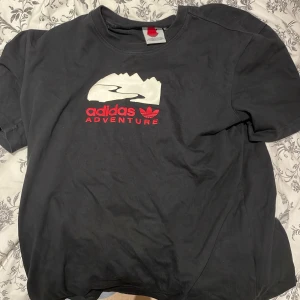 En adidas adventur tröja  - En adidas adventur tröja jag köpte för inte så länge sen men har tröttnat på den!