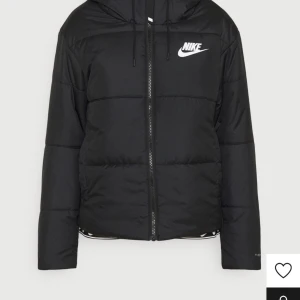 Vinterjacka  - säljer denna jätte fina vinterjackan ja hade på mig i vintras. ville ha den oversize så den är i L men har tröttnat därför säljer jag den. som ny förutom att nike märket börjat gå av lite. original pris: 1 345kr, priset kan diskuteras. 