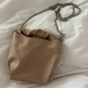 Beige Axelremsväska  - Superfin beige/brun axelremsväska med silvrig kedja. Använd en gång🤎