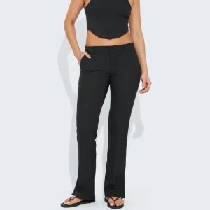 Lågmidjade kostymbycor - Säljer dessa populära och helt oanvända lågmidjade kostymbyxorna från bikbok som nu är helt slutsålda på hemsidan! Säljer då de var för små för mig tyvärr❤️✨ Köparen står för frakten! !TRYCK INTE PÅ KÖP DIREKT!