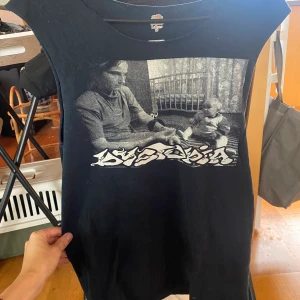 Dystopia - Mom on Dope Tank top  - Dystopia-merch i fint skick