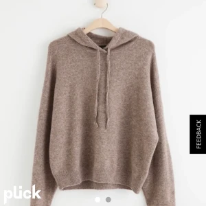 Stickad tröja med huva - Intressekoll på denna populära tröjan från Lindex som är slutsåld i de mindre storlekarna! Bra skick, använd fåtal gånger, skriv för egna bilder!💓