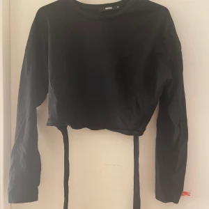 Topp från BIKBOK st S - Supersnygg topp från BIKBOK men öppen rygg och knytning, i nyskick men kommer tyvärr inte till användning💖