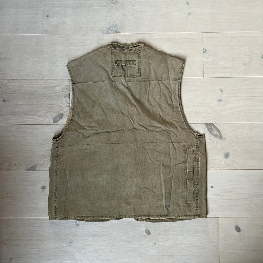 vintage fisherman vest. fits like an xl. Jackor.