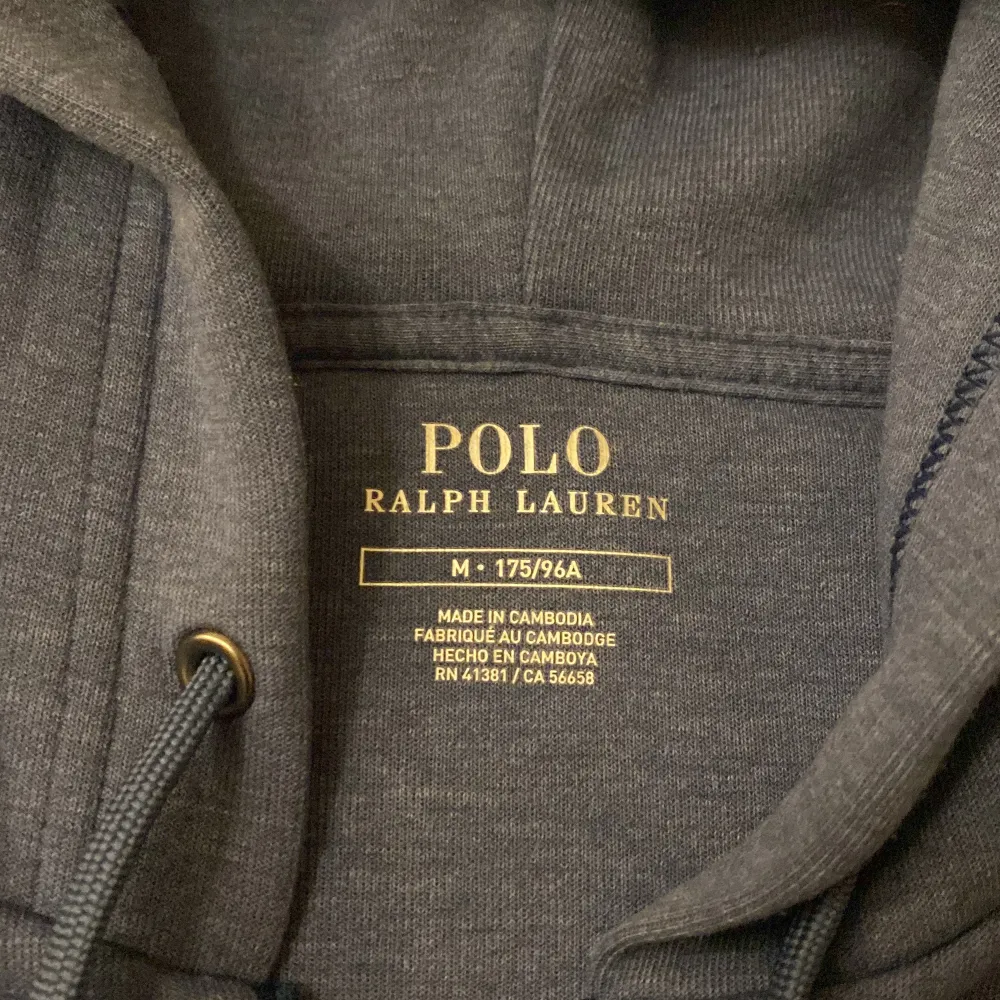 Zip hoodie från Ralph Lauren! Plagget har inga flaws och säljs för den blivit för liten för mig. Skick 9/10. Storlek S/M. Tröjor & Koftor.
