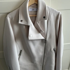 Jackor till salu. Alla 3 i nyskick, knappt använda. Säljs för 500kr/st - Beige kort jacka från Ellos, knälång grå rock och grå/blå kappa