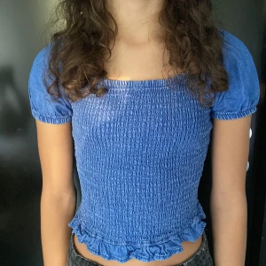 Blå topp - Jätte fin blå topp som tyvärr inte kommer till användning, den passar mig som är i xs ( köparen står för frakten 💙).