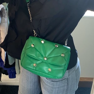 Grön Zara väska - Köpt på Zara för 300kr. Använt någon gång så inga defekter. 