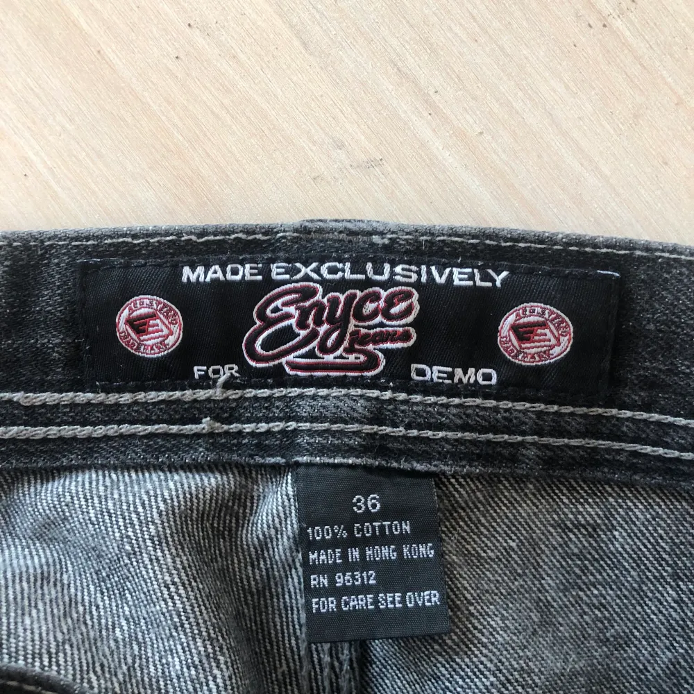 Vintage Enyce jeans med patches, baggy passform o klippta så de passar mig som e 182 cm lång. Midjemåttet är 45 cm men passar alla med bälte! . Jeans & Byxor.