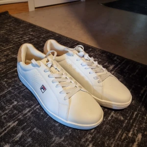 Fila Skor - Schyssta vita fila skor stl.45 .Aldrig använda forfarande skyddspappret kvar i skorna 649kr inköpspris. Mitt pris 500kr