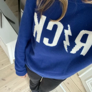 Zadig tröja - Säljer min så fina Zadig tröja då jag tröttnat på den. Den är i väldigt bra skick och har endast använt den fåtal gånger. Den är i storlek 16/ M. Kom privat för fler bilder. Direkt pris kan diskuteras.  