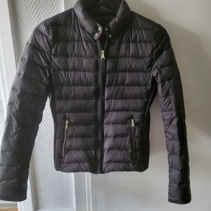 Dunjacka tunn Zara Woman Stl S - Sparsamt använd,  fräch tunn jacka Stl S . ZARA. 