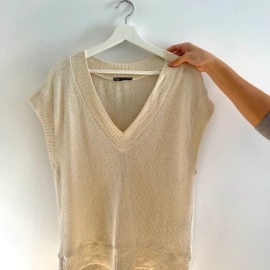 Stickad väst - Oversized stickad väst från Zara i strl S. Knappt använd så den är k bra skick! Vit/créme färg. 100kr plus frakt.