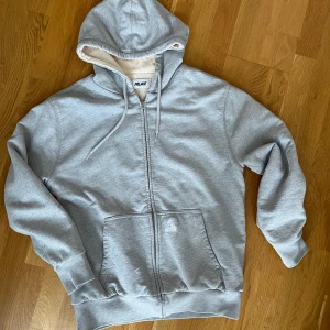 Palace thermal zipup - Skitnajs grå zipup ifrån palace som är köpt för några år sen men mycket bra skick! Väldigt tung och Har thermal lining i hela tröjan så den är väldigt varm, perfect för vintern. Passar som en något oversized medium
