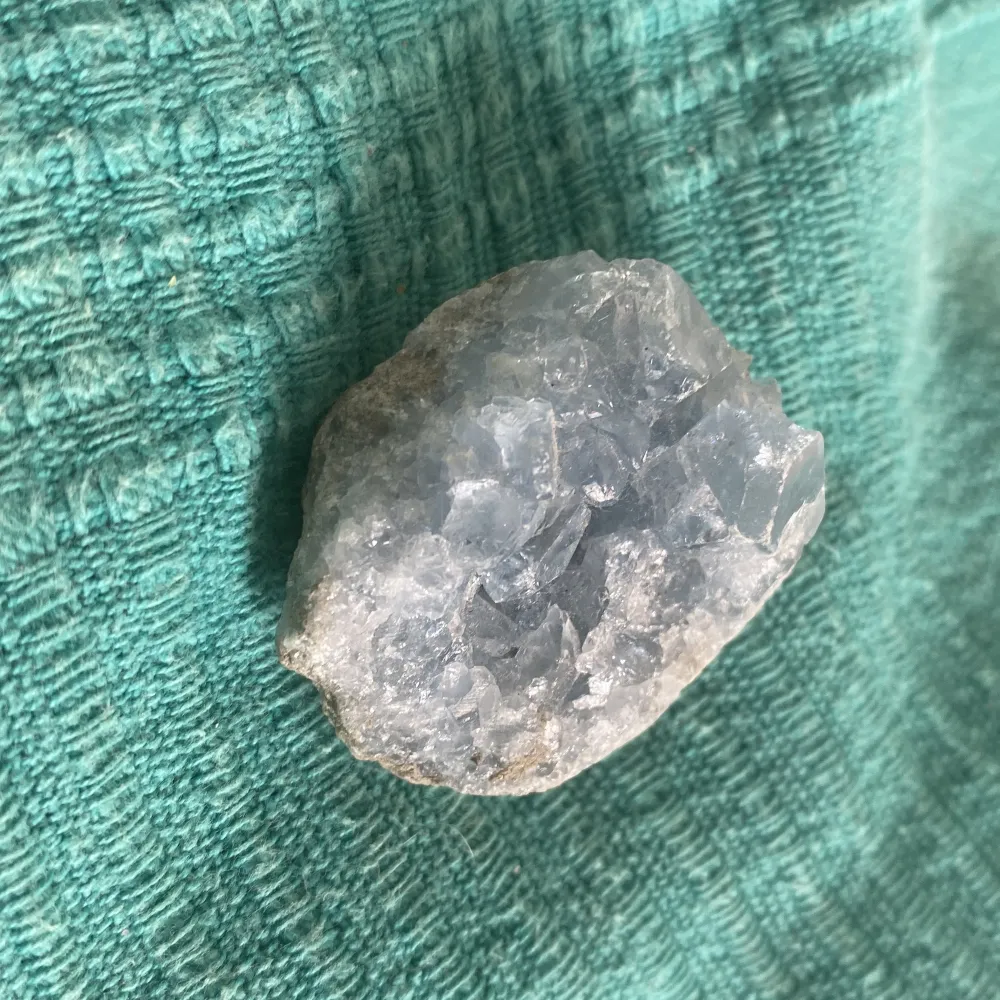 Hej jag säljer denna superfina rå Celestin kristallen, Den är värkligen otroligt vacker  🦋🔮Kristallen är ungifär 5cm lång och 4cm bred och väger 68g. . Övrigt.