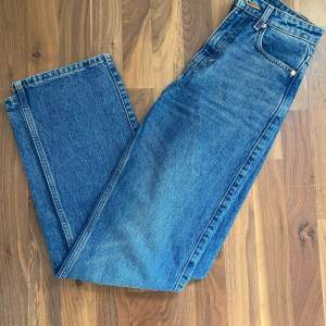 Mörkblå weekday Rowe jeans  Strl: 26/32