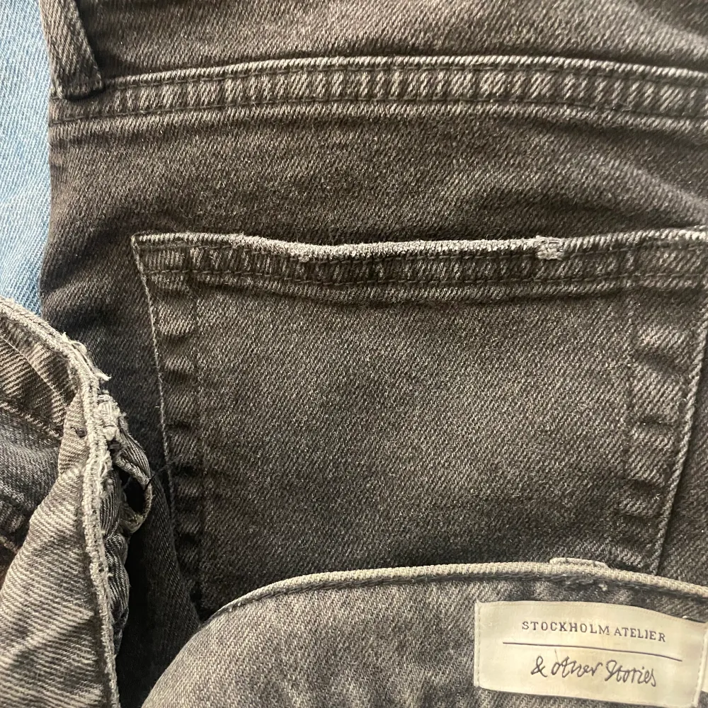 Säljer dessa jätte fina other stories jeans, storlek S/M, bra skick, nypris ca 700kr, kan mötas i Stockholm eller frakta🤍. Jeans & Byxor.