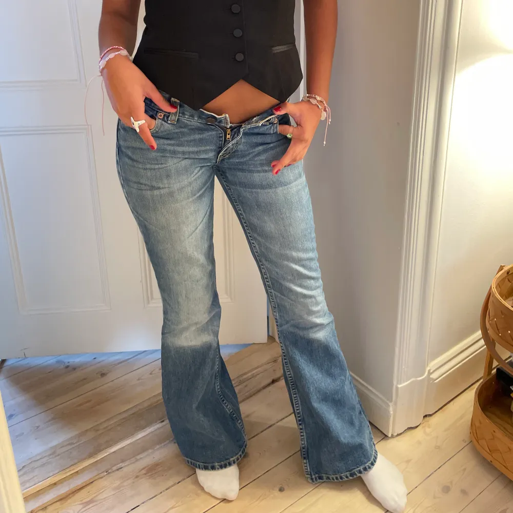 Säljer dess Levis jeans i modellen 544 lågmidjade och bootcut!!! Dom är tyvärr för små för min kompis på bilden så kan inte stänga sista knappen, hon är 168cm lång som referens💕 . Jeans & Byxor.