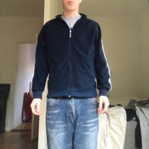 ”Adidas” Navy Zip up  - Adidas rip off (två streck), Navy tracktop som e skitsnygg har ba inte plats för den släpper billigt