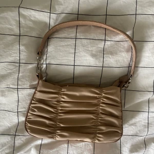väska - säljer min beiga axelväska då den inte kommit till andvändning, köpt för 100kr andvänd en gång, har ett mindre fack i sig💓