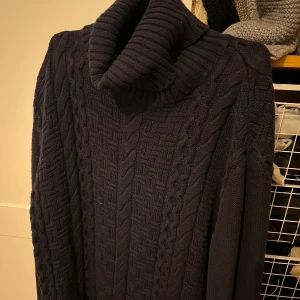 Stickad marinblå tröja - Marinblå stickad tröja med krage. Storlek S.