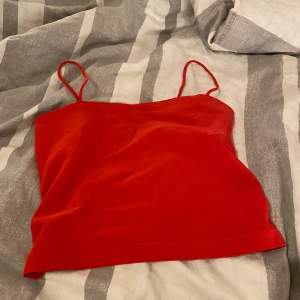 Basic rött linne, aldrig använt. Från Gina Tricot i storlek M men kan även passa som S❤️ Säljs eftersom den är för stor för mig!