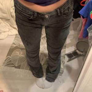 Säljer dessa jättefina lågmidjade bootcut jeans pågrund av att dom är för långa för mig💗Nypris=279