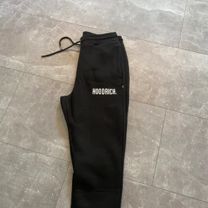 hoodrish byxor pris kan diskuteras - säljer de här byxorna köpt på JD sports hemsida (bevis finns) nypris 1600kr. säljer pga jag bara ville ha hoodien å man bara kunde bara köpa settet tsm. de är kill modell men funkar för dam med. (tar swish) oanvända bara testade. skriv för mer information