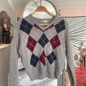 Argyle tröja  - Supermysig tröja jag ej får användning av längre, köpt på plick men endast använd några få gånger av mig! Köparen betalar för frakten och katt finns i hem 🏠 