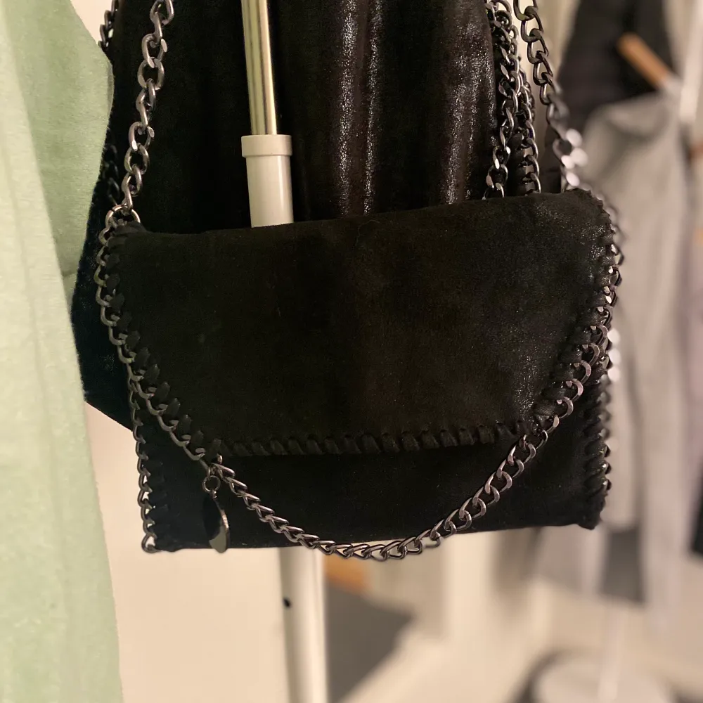 En Stella liknande Väsk i svart som knappt är använd , säljer då pgr av att den inte kommer till användning.. Väskor.