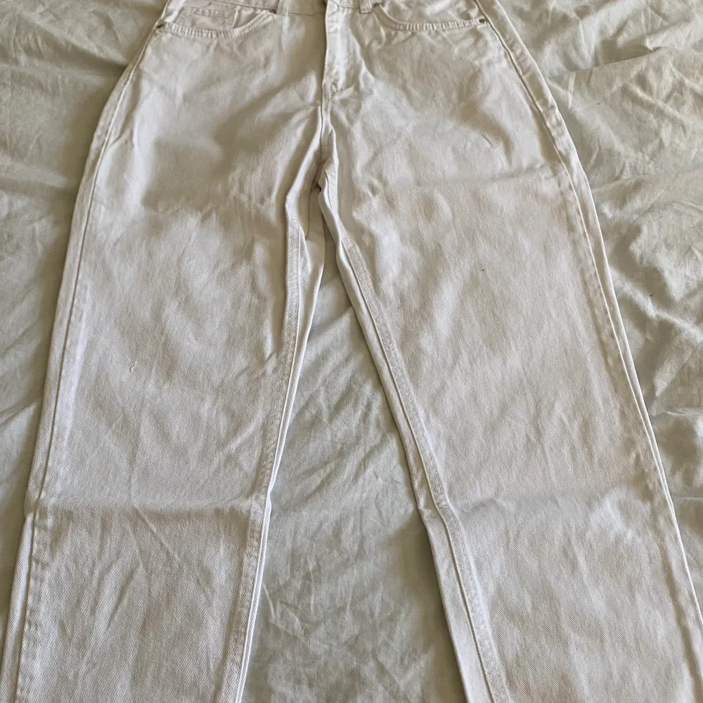 Säljer dessa fina vita jeans ifrån Nakd med en fin broderi baktill. De är högmidjade och raka jeans som är lite mom modell som är kortare. Storlek 36, det har tyvärr blivit försmå för mig. Möts i sthlm och fraktar, pris kan diskuteras💝 . Jeans & Byxor.
