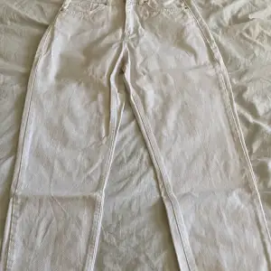 Säljer dessa fina vita jeans ifrån Nakd med en fin broderi baktill. De är högmidjade och raka jeans som är lite mom modell som är kortare. Storlek 36, det har tyvärr blivit försmå för mig. Möts i sthlm och fraktar, pris kan diskuteras💝 