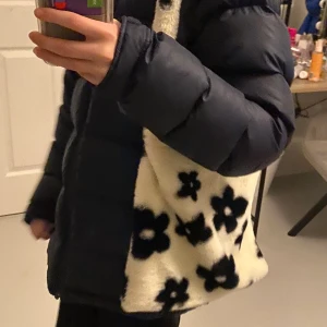 Söt väska - Söt väska med blomdetaljer från H&M . ❣️