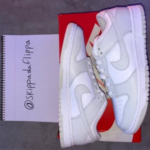 NIKE Dunk Low ”Photon Dust”  - Helt nya Nike dunk Low ”photon dust” i originalkartong.